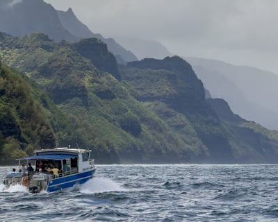 Cruise Nā Pali Coast on a 3-Hour Winter Catamaran