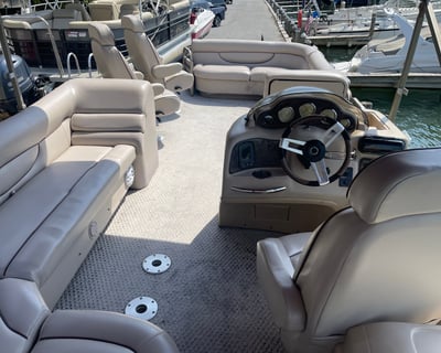 27' Tritoon Rental on the South River