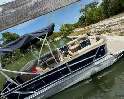 22' Pontoon Boat Rental in Marathon