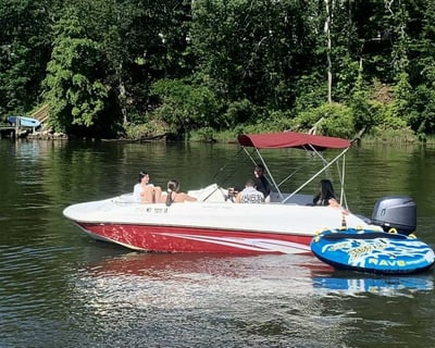 19' Hurricane Boat Rental in Edgewater