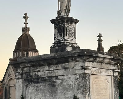 New Orleans Cemetery Walking Tour With Beignets