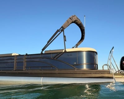 Roscommon 22' Tritoon Rental