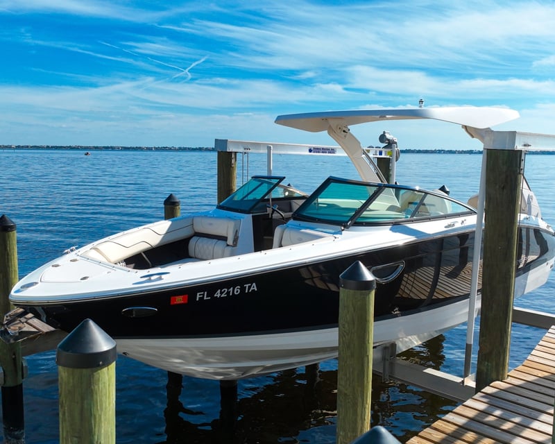 26' Bowrider Boat Rental in Cape Coral
