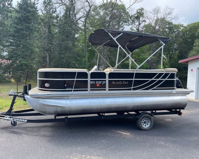 20' Pontoon Rental in Webb Lake