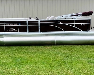 22' Pontoon Rental in Battle Lake