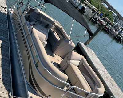 22' Pontoon Boat Rental in Sea Isle City