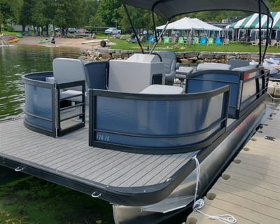 22' Fishing Pontoon Rental in Sturgeon Bay