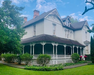 Explore a Victorian Mansion Tour in McMinnville