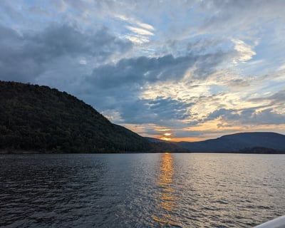 Hudson Highlands Sunset Cruise to Bear Mountain