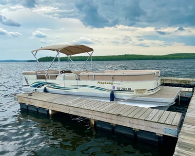 24' Pontoon Boat Rental on Lake Wallenpaupack