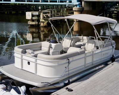 Myrtle Beach 115HP Tritoon Boat Rental