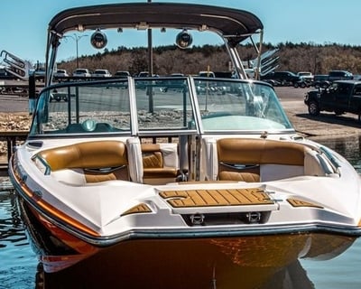 Ski Shores Cruise on Lake Austin
