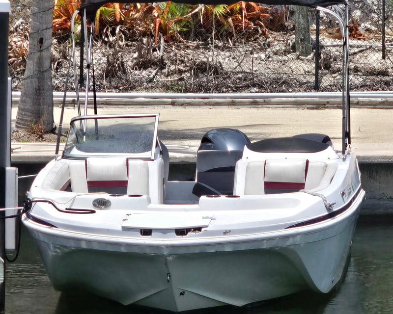 21' Deck Boat Rental in Marathon