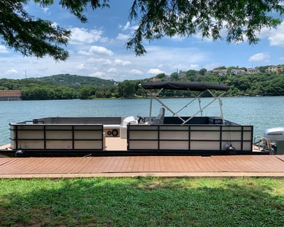 Silverback 290 SB Tritoon on Lake Austin
