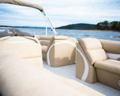 Traverse City 23' Pontoon Boat Rental