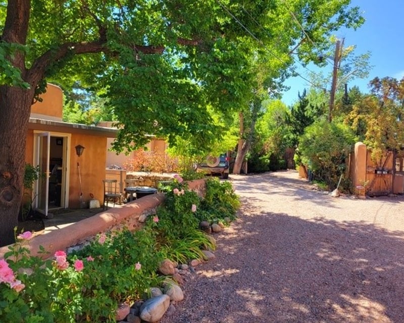 Canyon Road Art Gallery Walking Tour in Santa Fe