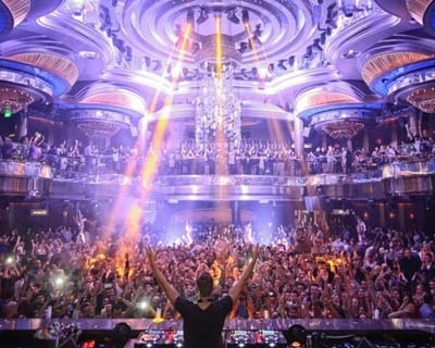 Explore Las Vegas Nightclub Crawl With VIP Entry