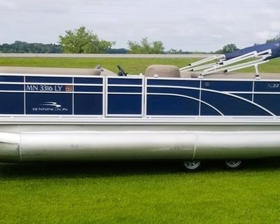 22' Pontoon Rental in Battle Lake