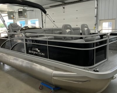 Bennington 20' Fishing Pontoon Rental