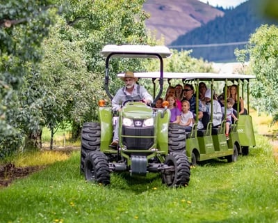 Tractor-Tram Orchard & Gift Basket Tour in Hood River