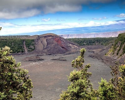 8-Hour Volcano Hike in Hawaiʻi Volcanoes National Park