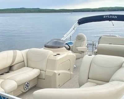 21' Pontoon Rental on AuTrain Lake