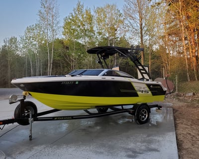 19' Ski Boat Rental in Leland