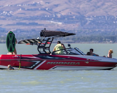 21' Surf Boat Rental in Saratoga Springs