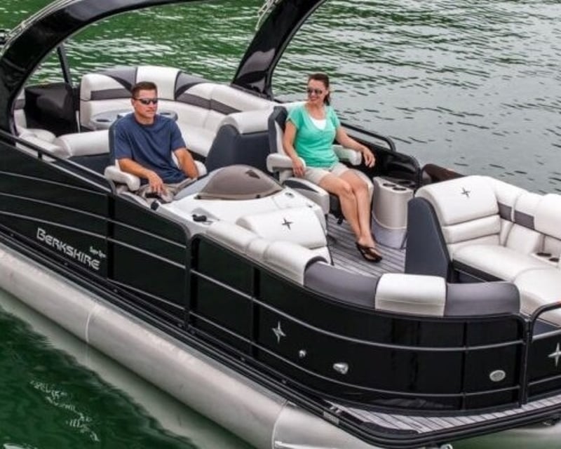 Captained 25' Tritoon Boat Charter in Lighthouse Point