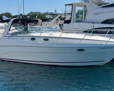 Cruise Chicago Skyline on Private 37ft Yacht