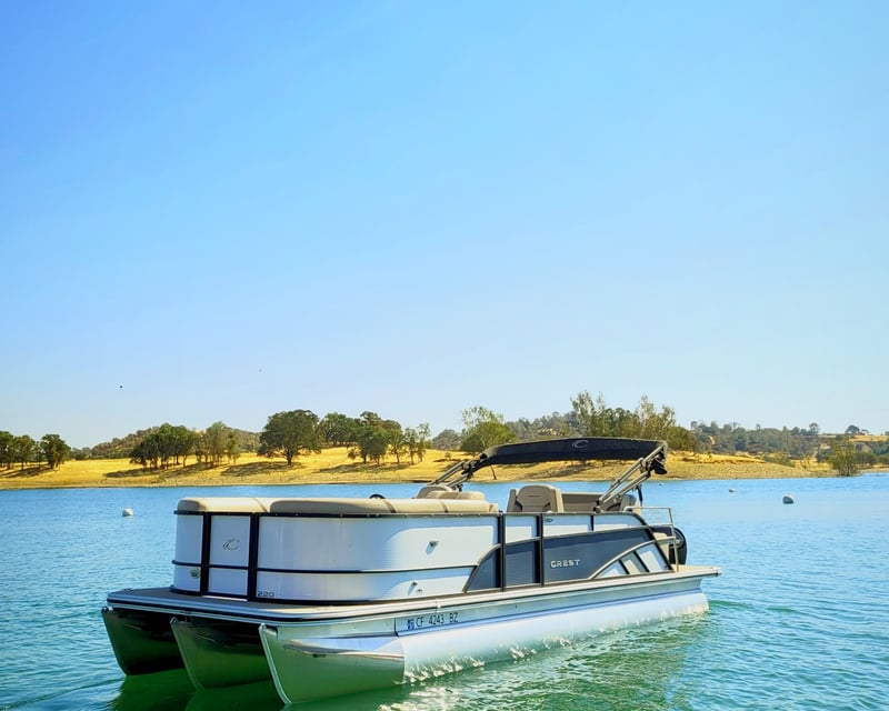 Full-Day Luxury Tritoon Rental on Lake Camanche