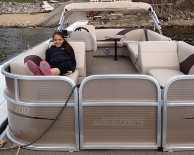 21' Pontoon Rental in Carlos