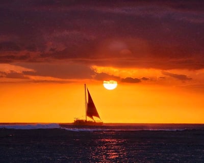 Sunset Sail in Waikiki (90 Minutes)