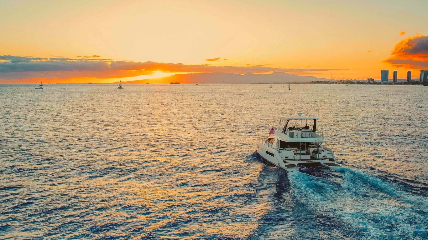 Waikiki Sunset Dinner Cruise Past Diamond Head
