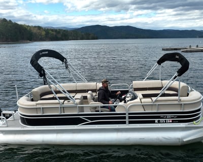 Pontoon Boat Rental on Lake Jocassee & Lake Keowee