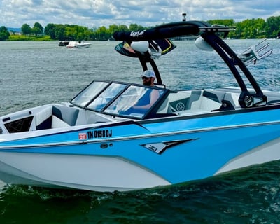 Ride a 21' Wakeboat Rental in Winchester