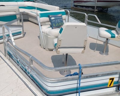 21' Pontoon Rental in Carlos