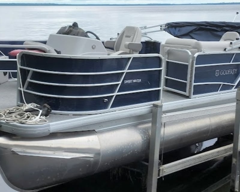 20' Fishing Pontoon Rental in Deer River, MN