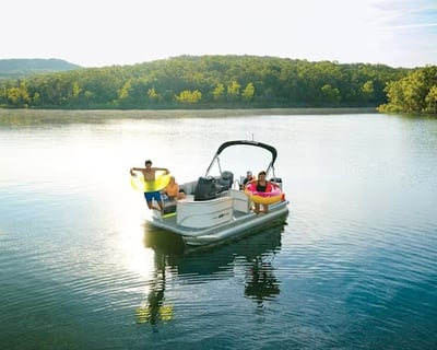 6-Person Pontoon Boat Rental in Wheeling