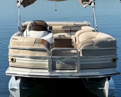 22' Pontoon Rental in Carlos