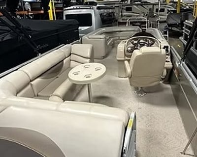 27' Tritoon Boat Rental in Antioch