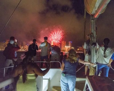 1-Hour Fireworks Sail in Honolulu