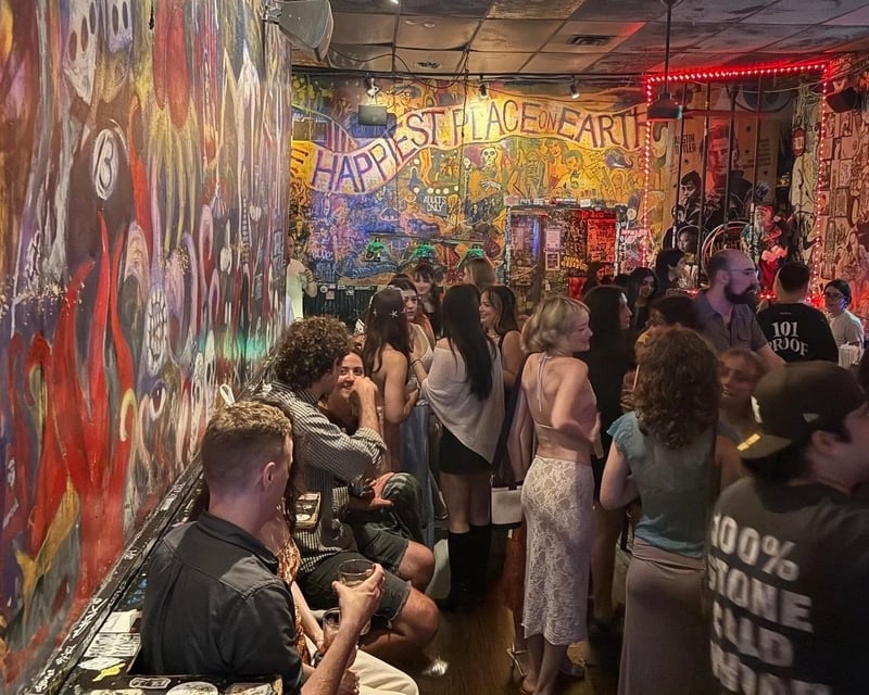 West Village Dive Bar Crawl with Local Guide in NYC