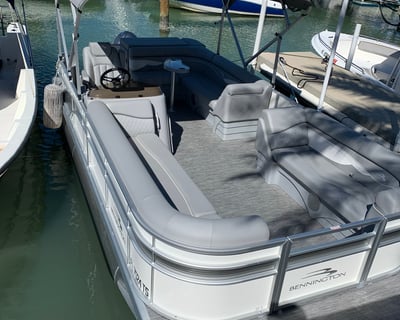 22' Pontoon Boat Rental in Venice