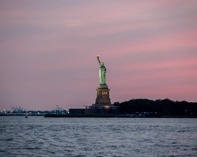 Cruise The NYC Skyline With Dinner & DJ Dancing