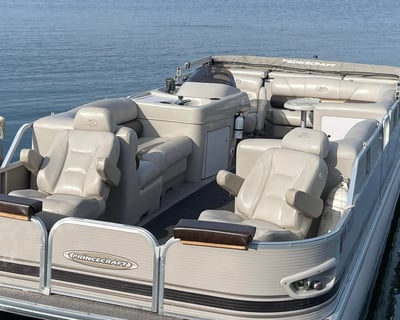 22' Pontoon Boat Rental in Carlos