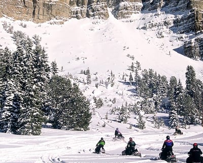 9-Hour Togwotee Pass Snowmobile Tour