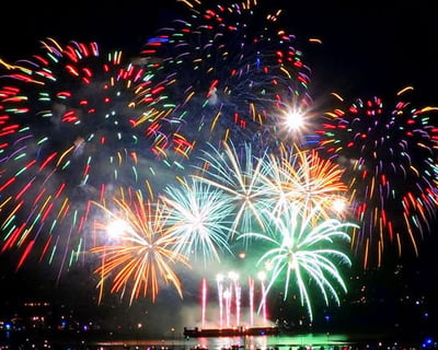 Drive a 2-Hour Chicago River Fireworks Pontoon Rental