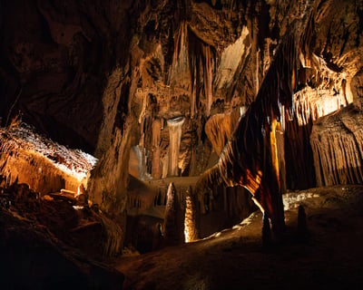 Explore Grand Caverns Geology Guided Tour
