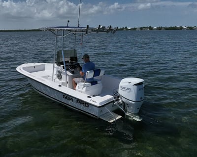 17' Center Console Boat Rental in Cudjoe Key